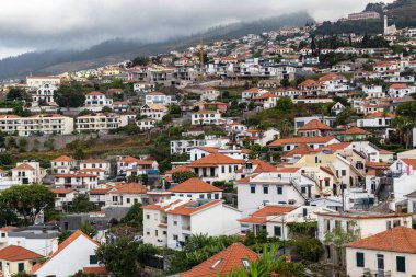 FUNCHAL, PORTUGAL - 24 AĞUSTOS 2021: Bu şehrin yukarıdaki gelişiminin bir görüntüsü.