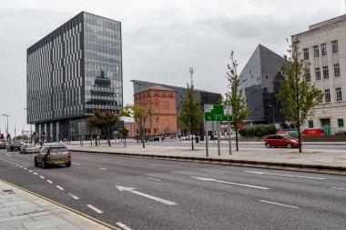 LIVERPOOL, GREAT BRITAIN - 13 Eylül 2014: Strand Caddesi boyunca eski rıhtım alanının modern gelişiminin bir görüntüsü.
