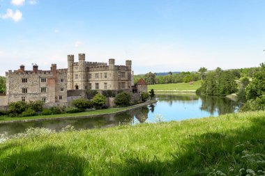 Leeds Castle, GREAT BRITAIN - 15 MAT 2014: Bu, İngiliz kırsal kesiminin arka planına karşı ünlü ortaçağ şatosunun görüntüsü.