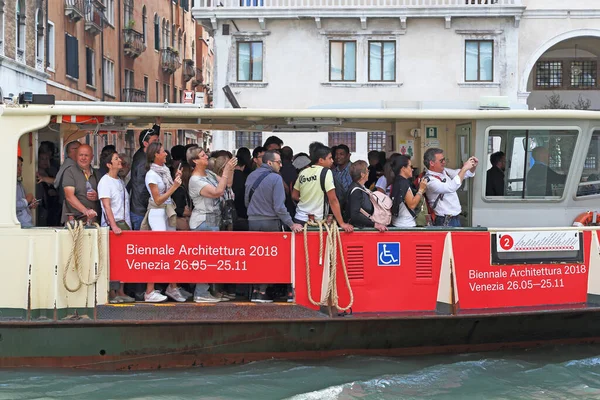 Wencja Włochy Maj 2018 Niezidentyfikowani Turyści Entuzjastycznie Zwiedzający Vaporetto — Zdjęcie stockowe