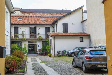 MİLAN, İTALYA - 12 Mayıs 2018 Burası Navigli bölgesindeki küçük şirin avlulardan biri, sanat galerilerinden birine dönüştürüldü..