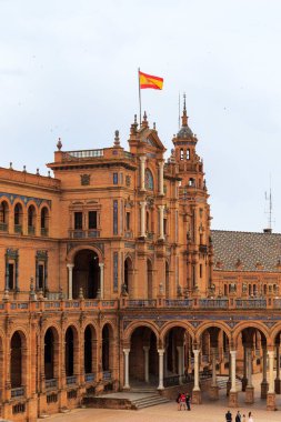SEVILLE, SPAIN - 21 Mayıs 2017: Bu İspanya Meydanı 'ndaki Neo-Mudejar binasının ön cephesinin bir parçası.