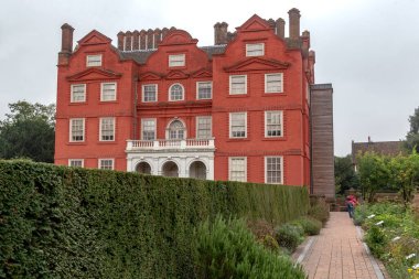 LONDON, GREAT BRITAIN - 17 Eylül 2014: Burası Kew Kraliyet Sarayı 'nın (17. yüzyıl) arka bahçesi, botanik Kew Bahçeleri' nde yer alır..