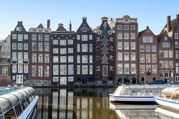 オランダ アムステルダム2013年5月5日 これらは春の朝にダムラーク港の歴史的な家です — ストック写真