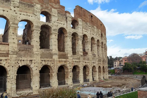ROME, ITALY - 10 MARTH 2023: Bu eski Roma Kolezyumu 'nun duvarlarının bir parçası.