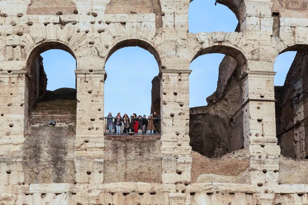Roma Italia Marzo 2023 Este Grupo Turistas Identificados Una Plataforma — Foto de Stock