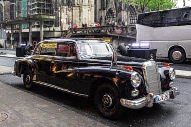 COLOGNE, GERMANY - 16 Mayıs 2013: Bu lüks retro Mercedes-Benz W111 220SEb Sedan sokak otoparkı.