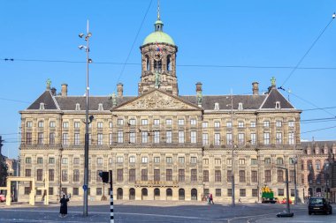 AMSTERDAM, NETHERLANDS - 5 Mayıs 2013: Bu Kraliyet Sarayı, eski Amsterdam Belediye Binası, 17. yüzyılda inşa edildi.