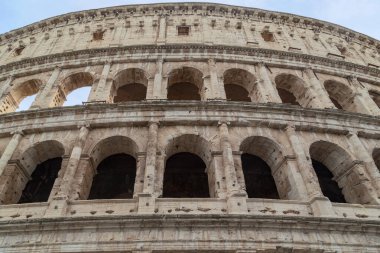 ROME, ITALY - 10 MARTH 2023: Bu eski Roma Kolezyumu 'nun duvarlarının bir parçası.