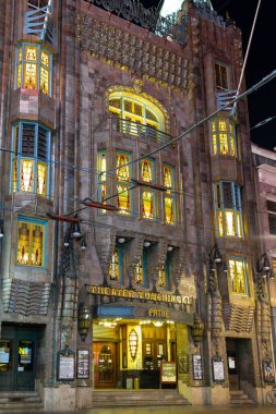 AMSTERDAM, NETHERLANDS - 5 Mayıs 2013: Tuschinski Tiyatrosu 'nun gece görüşü, farklı stillerin eklektik bir karışımını sunuyor.