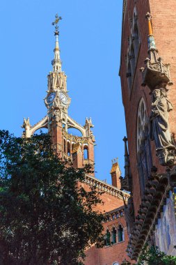 BARCELONA, SPAIN - 12 Mayıs 2017: Bu, modernist mimarinin başyapıtlarından biri olan Sant Pau eski hastanesinin idari binasının temeli..