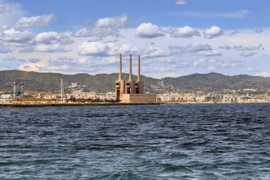 BARCELONA, İspanya - 13 Mayıs 2017: Bu Badalona bölgesindeki eski enerji santralinin deniz manzarası.