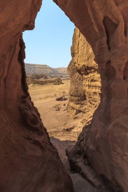 Bu, İsrail 'deki Arava Çölü' nün kayadaki aşındırıcı taş kemer boyunca uzanan manzarası..