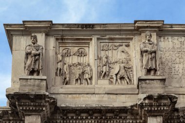 ROME, ITALY - 8 MARTH 2023: Bu üzerinde heykeller ve kabartmalar olan Constantine zafer kemerinin sanatsal bir parçası.