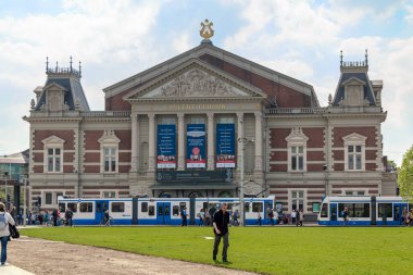 AMSTERDAM, NETHERLANDS - 9 Mayıs 2013: Concertgebouw, 19. yüzyılda sahne şovları için iki salonu olan bir konser binasıdır..