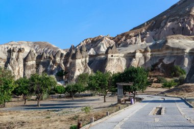 GOREME, TURKEY - 4 Ekim 2020 Kapadokya 'daki Keşişler Vadisi' ndeki (Pasaba Vadisi) fantastik uçurumlar.