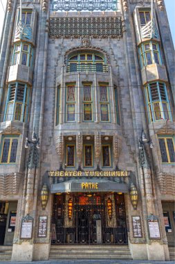 AMSTERDAM, NETHERLANDS - 5 Mayıs 2013: Tuschinski Tiyatrosu 'nun dış görünüşü, farklı stillerin eklektik bir karışımını sunar..