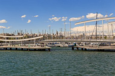 BARCELONA, SPAIN - 13 Mayıs 2017: Rambla de Mar Eski Liman bölgesinde dalgalı bir ahşap asma köprüdür.