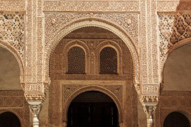 Bu, Alhambra 'daki Nasrid Sarayı' nın dekorasyonunun mimari bir parçası..
