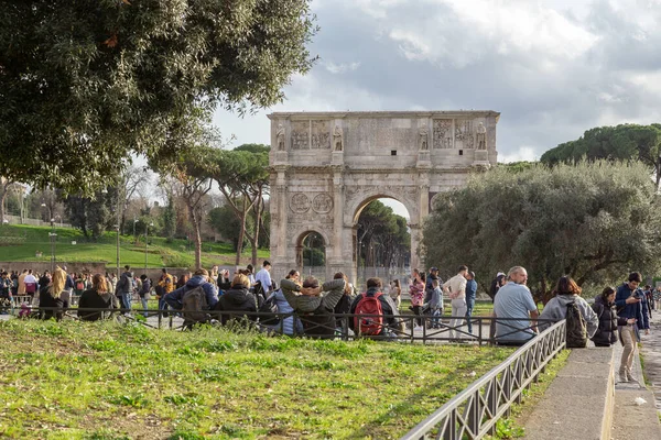 Rome Italy Marth 2023 Unidentified Tourists Rest Arch Triumph Constantine — Stock Photo, Image