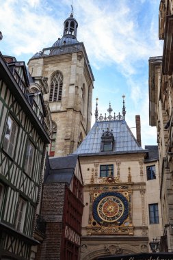 ROUEN, FRANCE - 31 AĞUSTOS, 2019: Bu Gros Horlogeon and the Belfry, 14. yüzyılda yaratıldı ve şehrin en ünlü yerlerinden biridir..