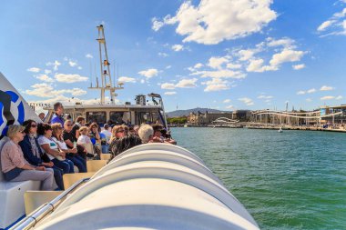 BARCELONA, SPAIN - 13 Mayıs 2017: Bu, şehrin kıyılarında yürüyüş yapan bir zevk teknesinde kimliği belirsiz bir grup insan..