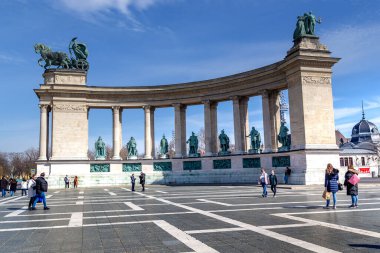 BUDAPEST, HUNGARY - 13 MARTH 2023: Bu Macar tarihinden tarihsel figürlerin heykelleri ile Kahramanlar Meydanı 'ndaki yarı dairesel sütunlardan biridir..