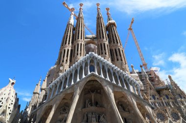 BARCELONA, SPAIN - 12 Mayıs 2017: Bu, ünlü Sagrada Familia İsa 'nın Tutkusu Portal' ının ön cephesinin bir parçasıdır..