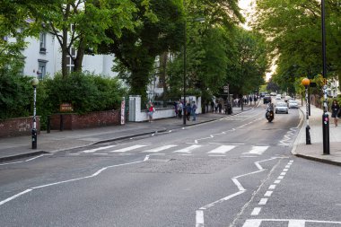 London, Büyük Britanya - 17 Mayıs 2014: Bu ünlü bir yaya geçidi Abbey Road, Beatles ın en ünlü fotoğraf yapıldığı Tarih.