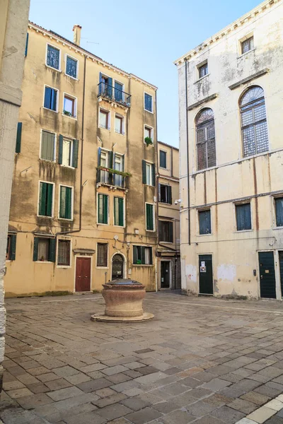 Venecia Italia Septiembre 2018 Esta Una Pequeña Plaza Con Pozo — Foto de Stock