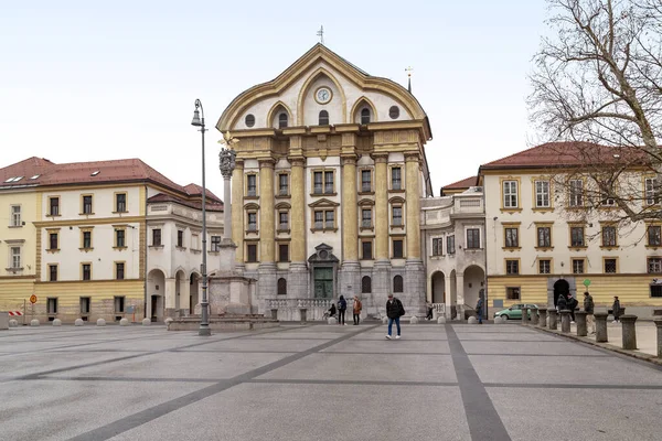 Ljubljana Slovenia 2023年3月7日 这是圣三位一体的乌苏林教堂和国会广场的瘟疫列 — 图库照片