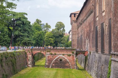 MİLAN, İTALYA 19 Mayıs 2018: bu Sempione Park tarafından Sforza Kalesi 'nin korunmuş kale hendeği.
