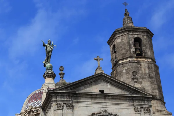 BARCELONA, SPAIN - 10 Mayıs 2017: Bu parçalar pediment, çan kulesi ve Merce Bazilikası 'nın kubbesi.