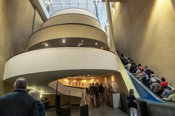 Vatican 2023年3月9日 不明身份的游客爬上现代螺旋楼梯和自动扶梯来到梵蒂冈博物馆的皮尼亚庭院 — 图库照片