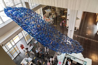 SANLIURFA, TURKEY - 7 Ekim 2020: Burası Arkeoloji Müzesi 'nin lobisi ve modern cam bir balık sürüsü..