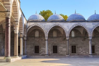 İSTANBUL, TURKEY - 14 Eylül 2017: Bu, Süleyman Camii 'nin avlusunda galerileri olan mimari bir parça..