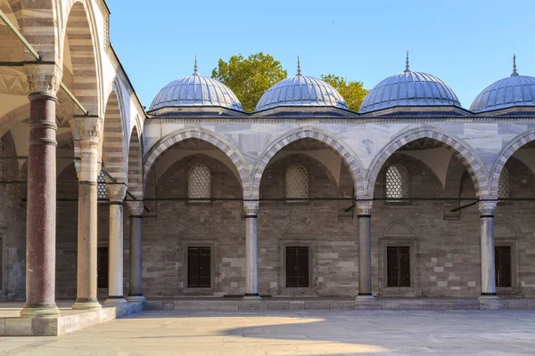 土耳其伊斯坦布尔 2017年9月14日 这是一个建筑碎片 在苏莱曼尼亚清真寺的院子里有画廊 — 图库照片
