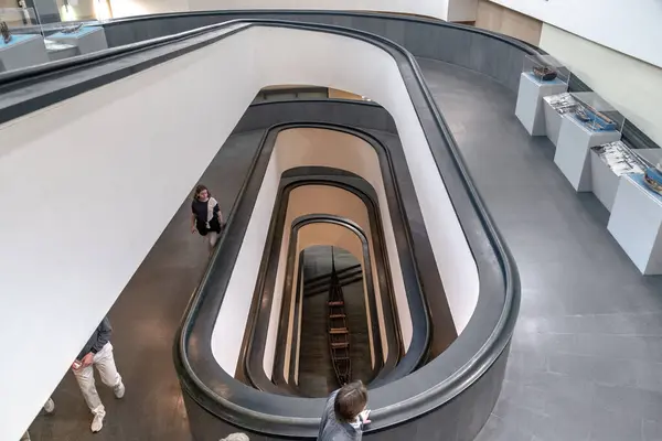 Vatican 2023年3月9日 不明身份的游客爬上现代螺旋楼梯来到梵蒂冈博物馆的皮尼亚庭院 — 图库照片