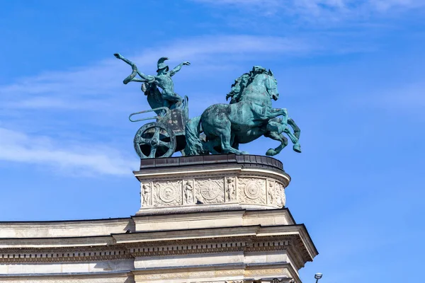 伯达佩 匈牙利 2023年3月13日 这是一辆装有寓言式战争雕像的战车 安放在英雄广场的柱廊上 — 图库照片
