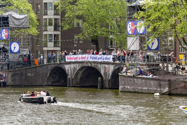 stock image AMSTERDAM, NETHERLANDS - MAY 5, 2013: This is the celebration of Liberation Day on the Amstel River.