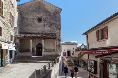 SAN MARINO, SAN MARINO - 11 MARTH 2023: Bu eski bir şehir caddesi ve Saint Francesco Pinacoteca ile bir teras.