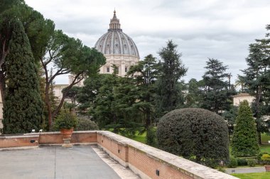 ROME, VATİKAN - 9 MARTH 2023: Bu Vatikan Müzelerinin iç avlusundan Aziz Peter Bazilikası 'nın bir görüntüsü..