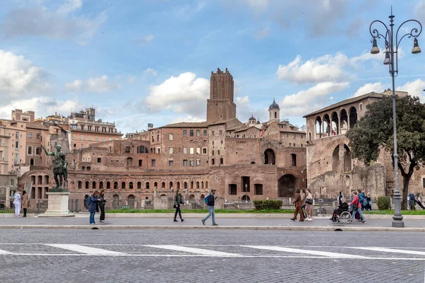 ROMA, İTALYA - 8 MARTH 2023 Via dei Fori Imperiali 'den Trajan Forumu' nun görüntüsü.