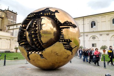 ROME, VATICAN - MARTH 9, 2023: Bu Vatikan Müzelerinin Pinia avlusunda ziyaretçilere sergilenen Küre içinde dönen modern bir heykel (yazar A. Pomodoro)..