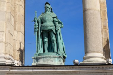 BUDAPEST, HUNGARY - 13 MARTH 2023: bu Kahramanlar Meydanı 'ndaki sütunlarda savaş lordu Janos Hunyadi' nin bronz bir heykeli.