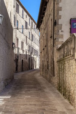 SAN MARINO, SAN MARINO - 11 MARTH 2013: Bu, dağlık İtalyan enklavı devletinin başkentinin tarihi merkezinin dar ortaçağ sokaklarından biridir..