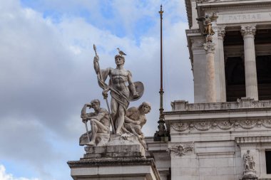 ROME, ITALY - 8 MARTH 2023: bu heykel grubu, İtalyan Değer döngüsünden güç, Vittoriano anıtını dekore ediyor.