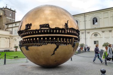 ROME, VATICAN - MARTH 9, 2023: Bu Vatikan Müzelerinin Pinia avlusunda ziyaretçilere sergilenen Küre içinde dönen modern bir heykel (yazar A. Pomodoro)..