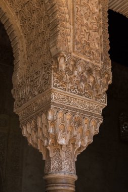 GANADA, İSPA - 20 Mayıs 2017: Bu Generalife 'deki Sultan' ın sarayının kemeri ve başkentinin tasarımında yer alan Fas mimarisinin bir parçası..