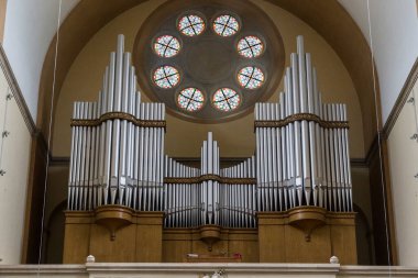 VIENNA, AUSTRIA - 22 Mayıs 2019: bu, Assisi St. Francis kilisesinin balkonundaki org..